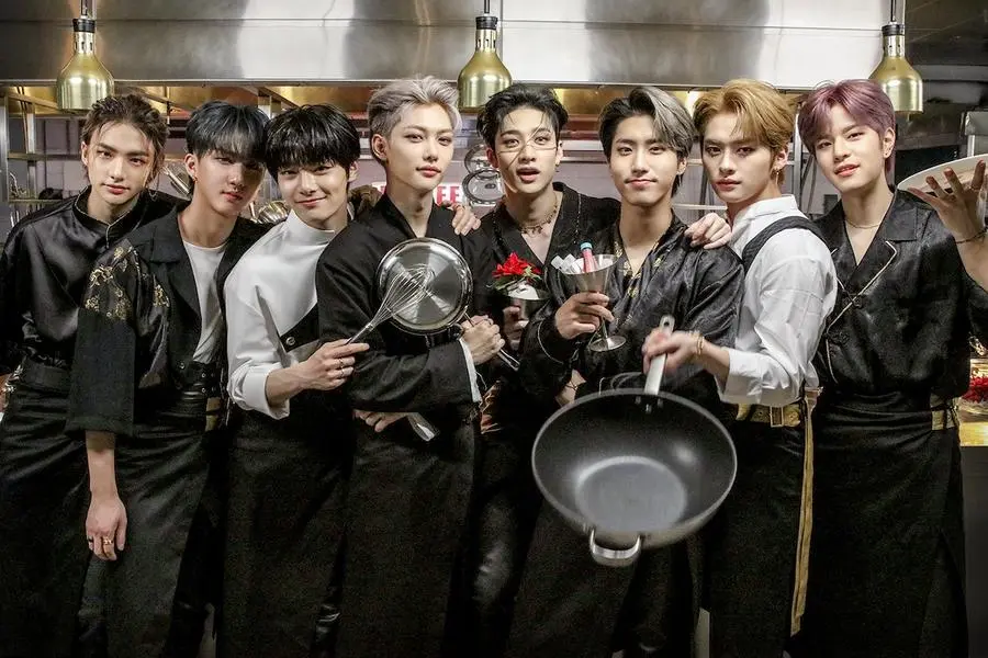 Foto oficial de Stray Kids mostrando la imagen firme y auto-definida del grupo.