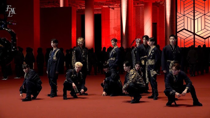 SEVENTEEN interpretando Super en una gran formación sobre un escenario rojo