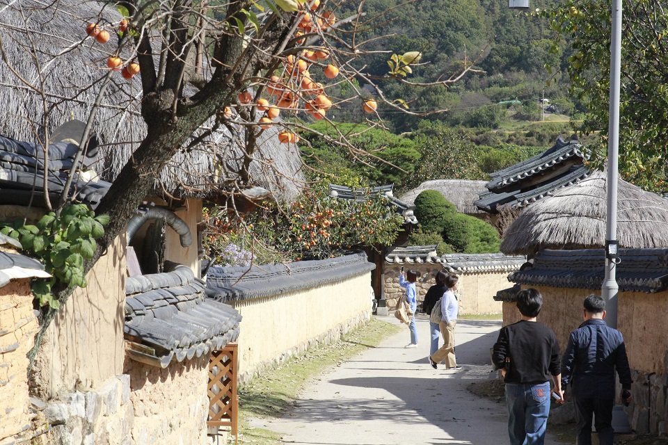 Camino de tierra y muros tradicionales en Andong Hahoe Folk Village