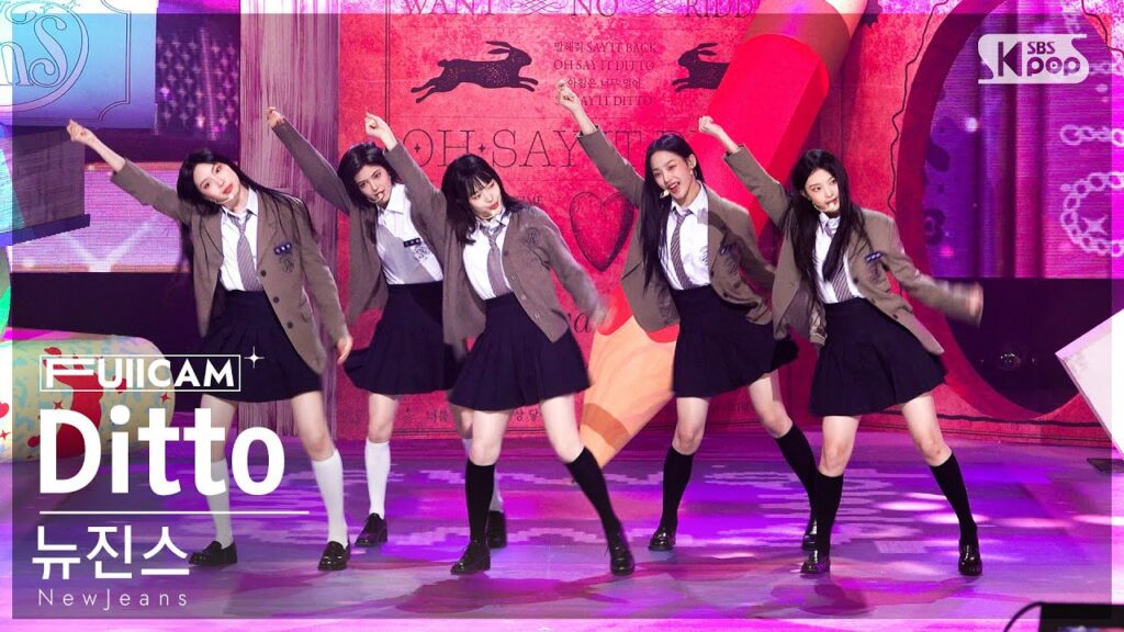 NewJeans interpretando Ditto con una puesta en escena suave y contenida.