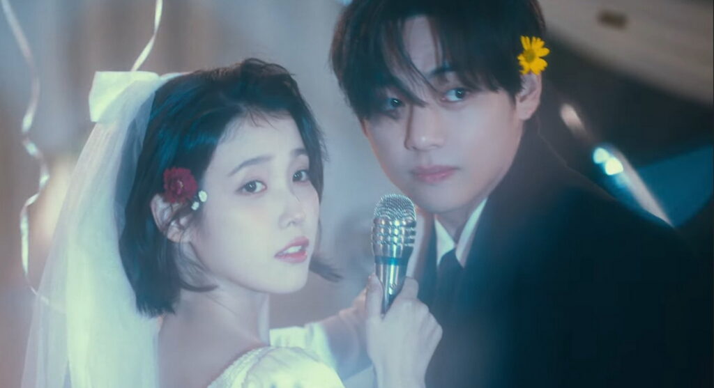 IU y V en una escena cinematográfica del video musical de Love wins all