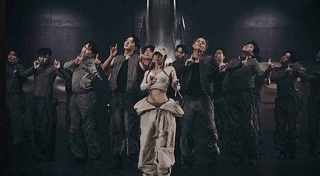 JENNIE en una imagen de moda durante la era de like JENNIE