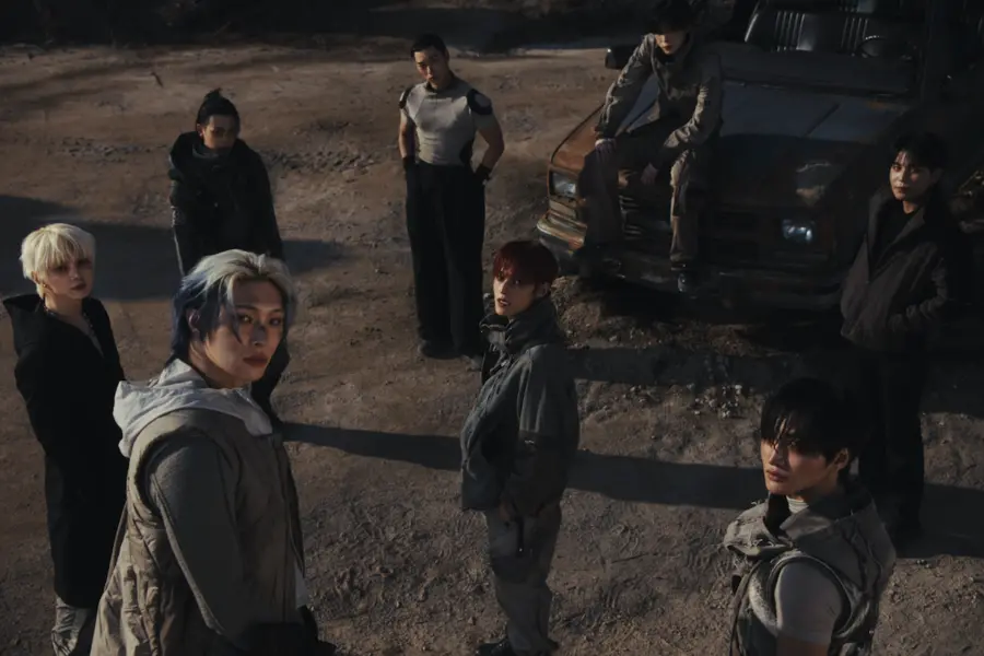 ATEEZ juntos en una foto conceptual de alta energía para Adrenaline