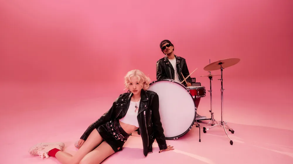 ROSÉ en el set rosa del video musical de APT con una estética pop-rock juguetona