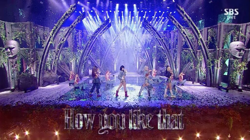 BLACKPINK interpretando How You Like That en el escenario con una formación poderosa.
