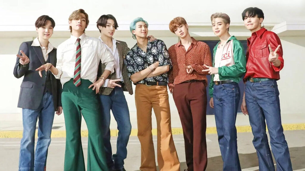 BTS interpretando Dynamite con ropa retro y colorida