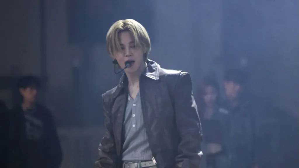 Jimin interpretando Who en vivo con movimiento expresivo y una emoción inquieta