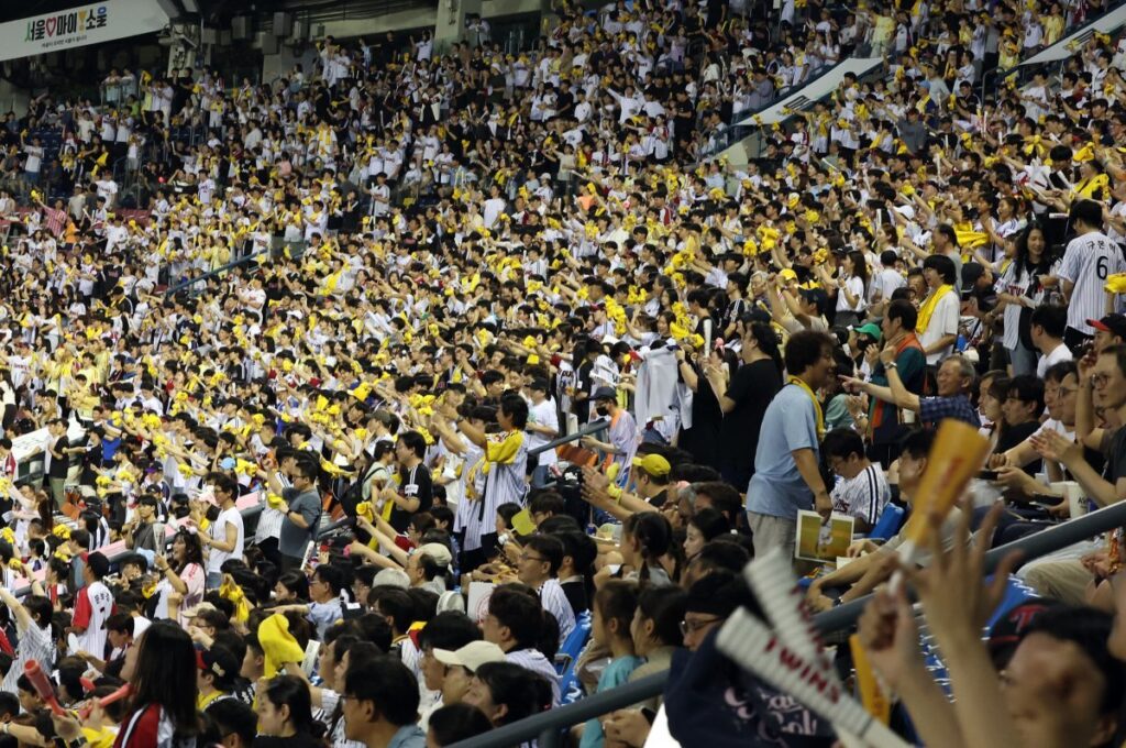 Korean baseball fans cheering with clappers and coordinated hand movements