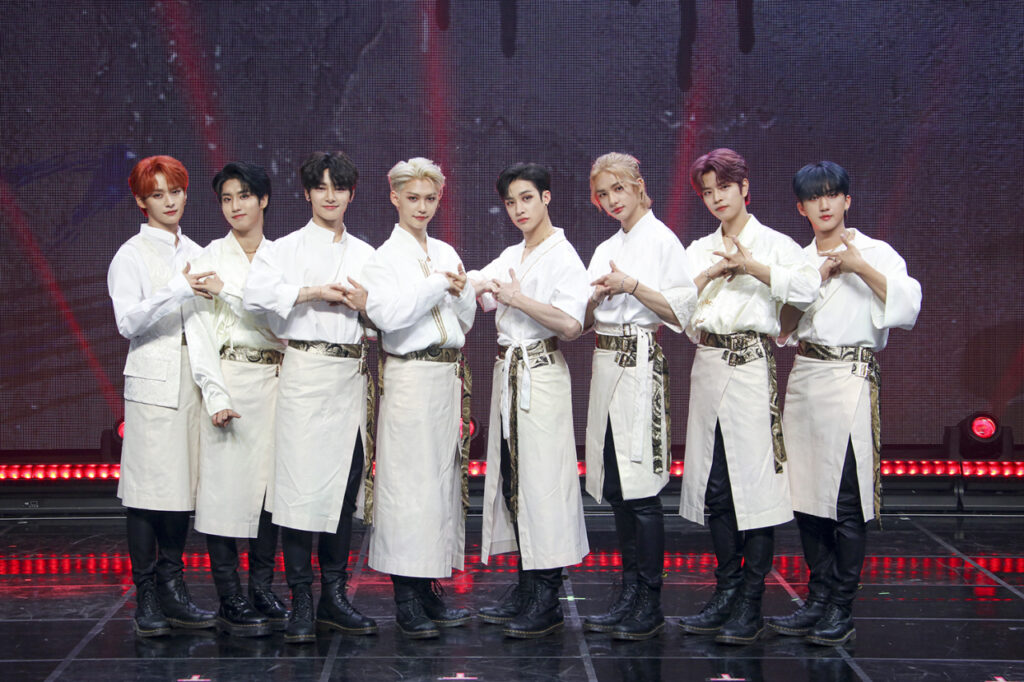 Imagen conceptual de Stray Kids con una estética grupal intensa y de alto impacto.