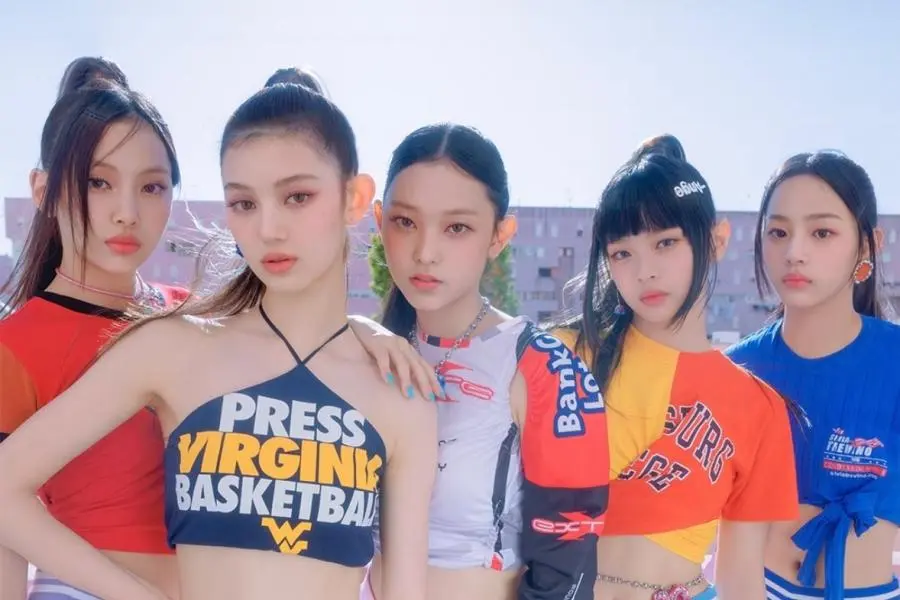 Foto oficial de NewJeans con una atmósfera natural y nostálgica.