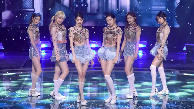 IVE interpretando Love Dive en el escenario con una formación refinada y controlada.