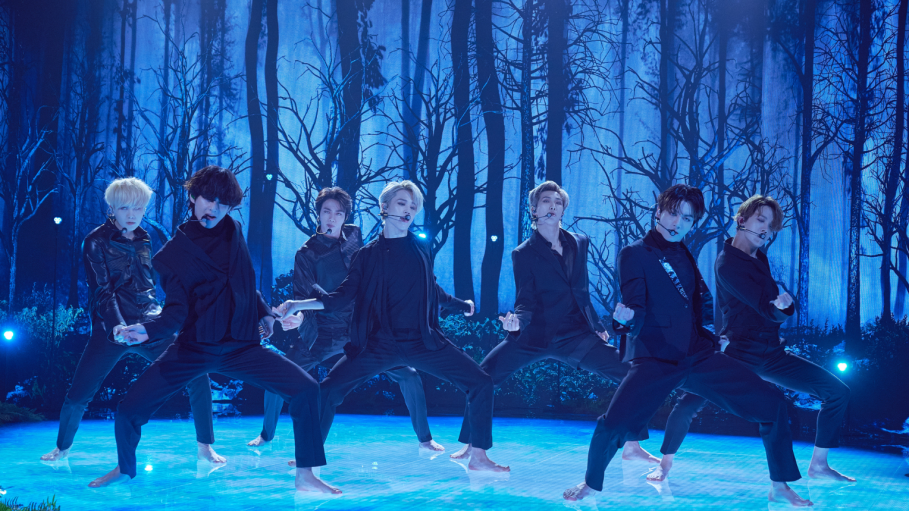 BTS interpretando Black Swan con una coreografía intensa en el escenario