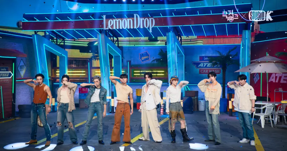 ATEEZ interpretando Lemon Drop en el escenario con estilismo brillante