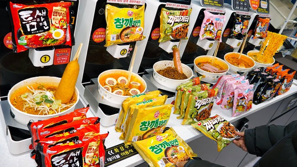 Ramen instantâneo sendo preparado dentro de uma loja de conveniência coreana