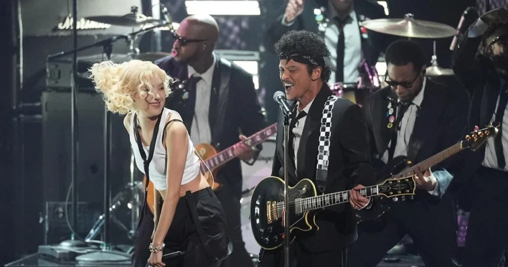 ROSÉ interpretando APT en vivo con una presencia escénica enérgica frente al público