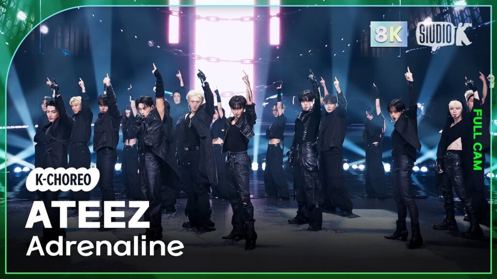 ATEEZ interpretando Adrenaline con una coreografía de fuerte avance