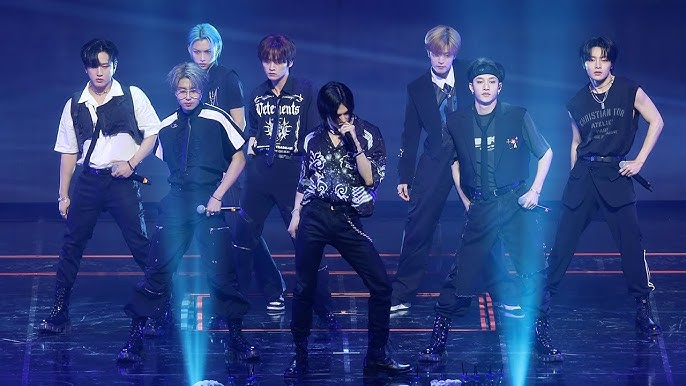Stray Kids interpretando God’s Menu en el escenario con una formación precisa y enérgica.