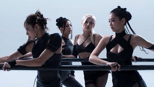 BLACKPINK en una imagen conceptual oscura e impactante para la era de GO