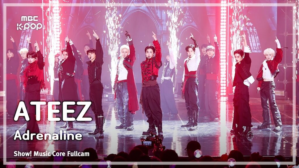 Plano amplio de ATEEZ interpretando Adrenaline