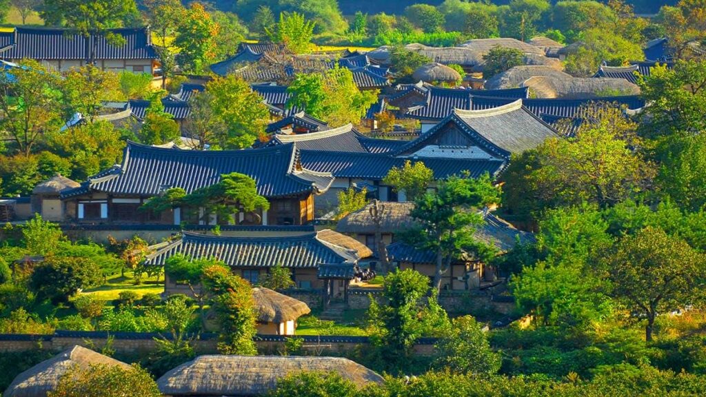 Tejados hanok y árboles en Andong Hahoe Folk Village