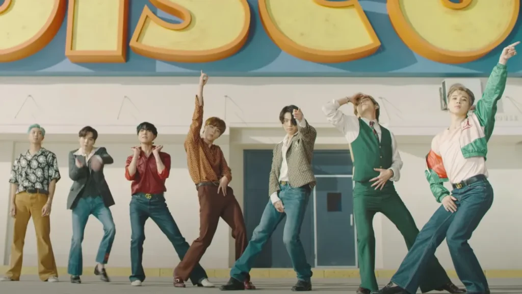 BTS en un set retro y colorido de Dynamite