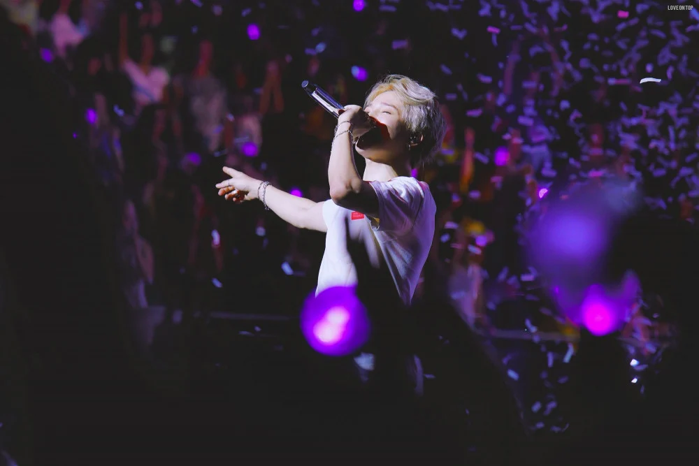 Jimin interpretando Who en el escenario con una atmósfera contenida y emocional