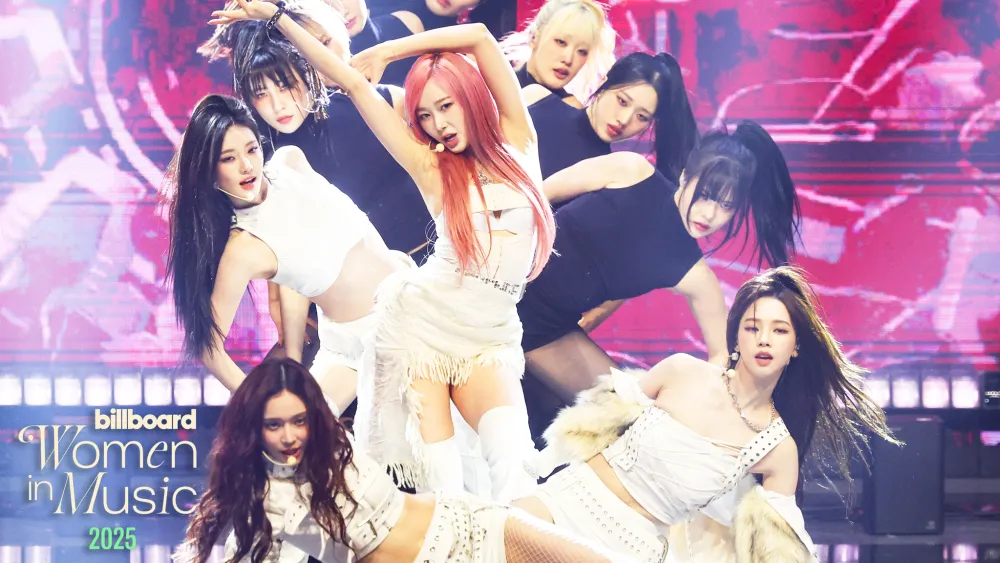 primer plano de aespa durante una actuación de Whiplashhiplash