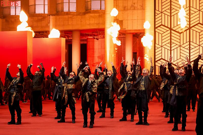 Plano amplio de SEVENTEEN interpretando Super sobre el escenario