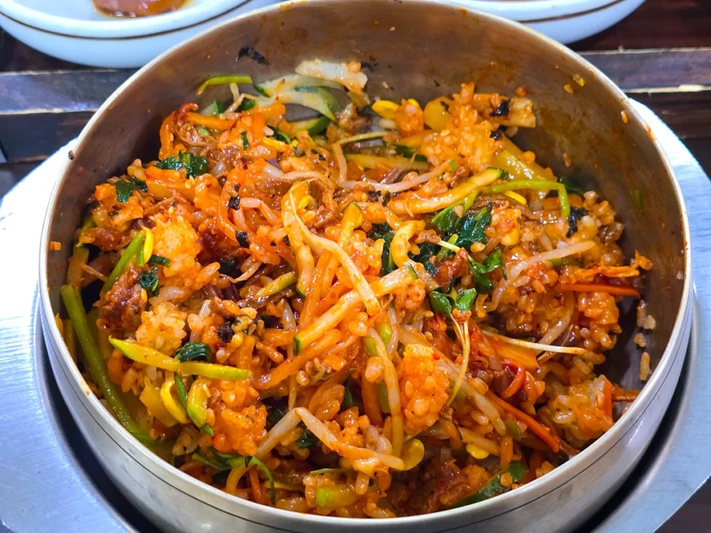 Primer plano de una cucharada de bibimbap mezclado