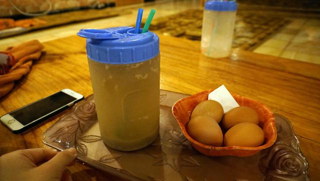 Ovos assados e sikhye em um jjimjilbang coreano