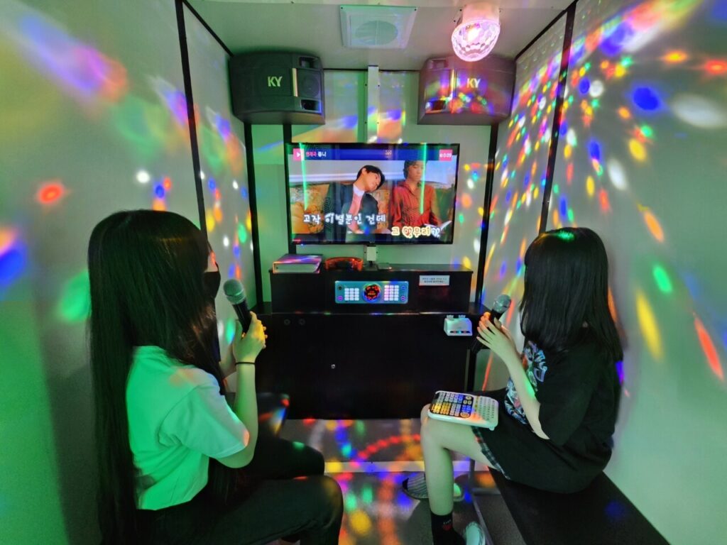 Cabina pequeña de coin noraebang en Corea pensada para cantar solo