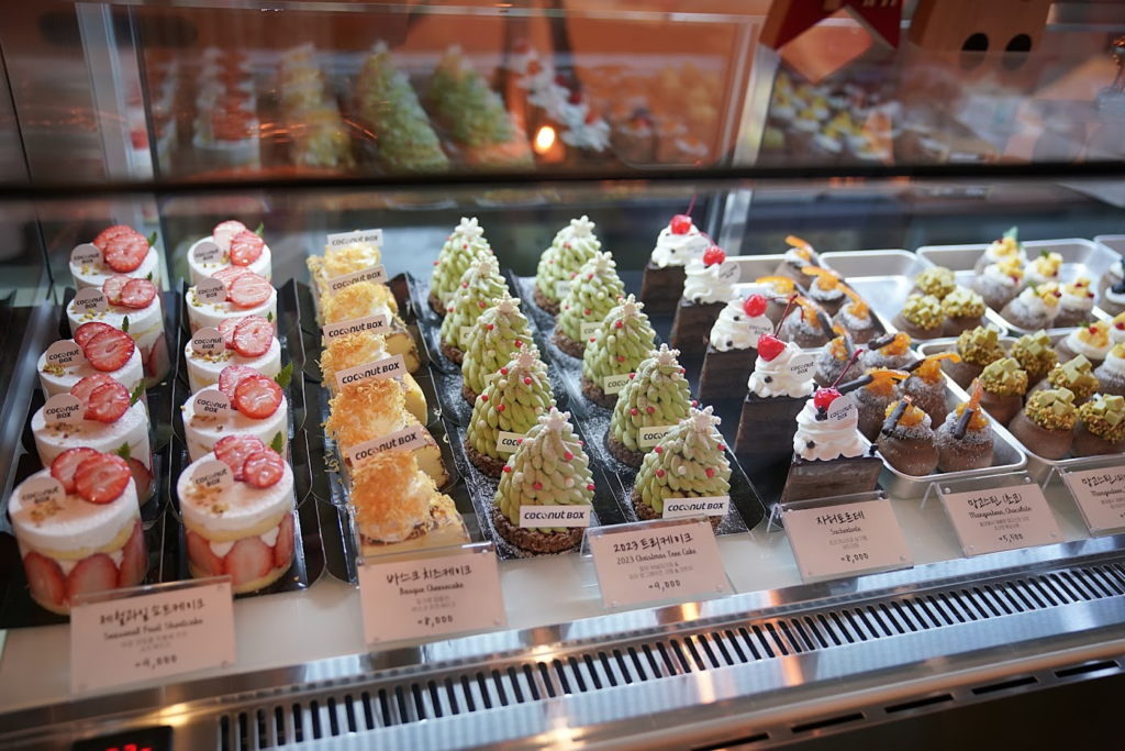 Sobremesas e bebidas especiais sobre a mesa de um café coreano