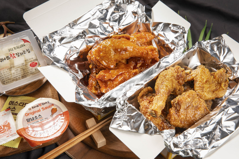 Caja de pollo frito coreano preparada para entrega a domicilio o para llevar