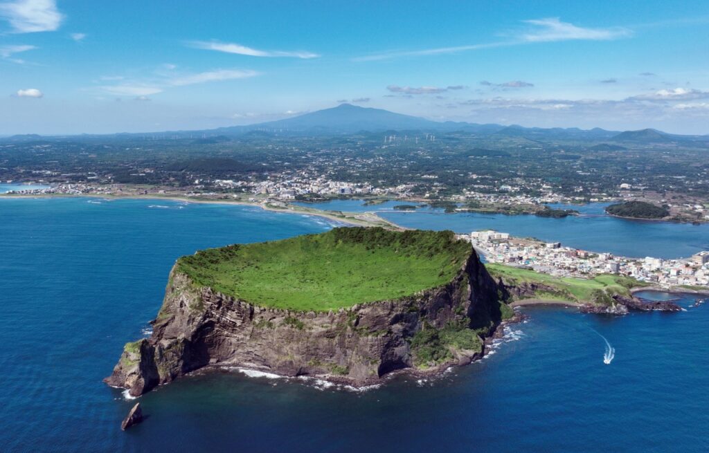 Vista da cratera e da borda vulcânica coberta de vegetação em Seongsan Ilchulbong