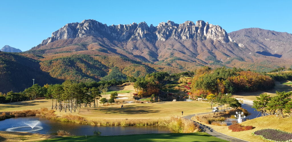 Vista ampla de cristas rochosas e encostas cobertas por floresta em Seoraksan.