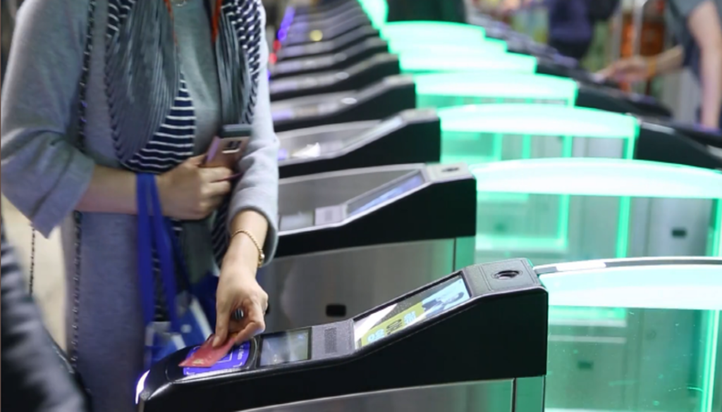 Viajero usando una tarjeta de transporte en una puerta del metro de Seúl