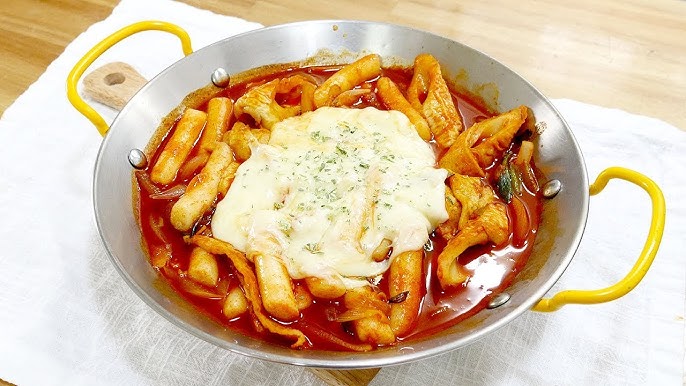Cheese tteokbokki served in Korea