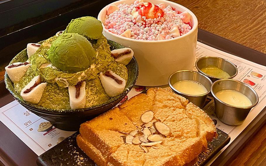 Un gran bol de bingsu servido en una mesa de cafetería junto a otras bebidas