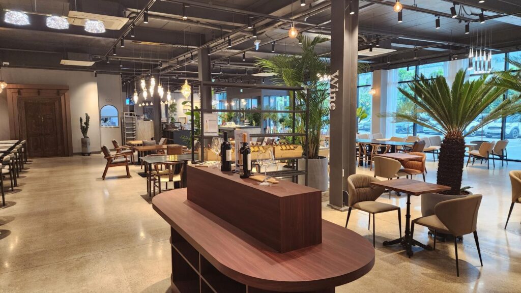 Interior de um café coreano com assentos confortáveis e atmosfera bem planejada