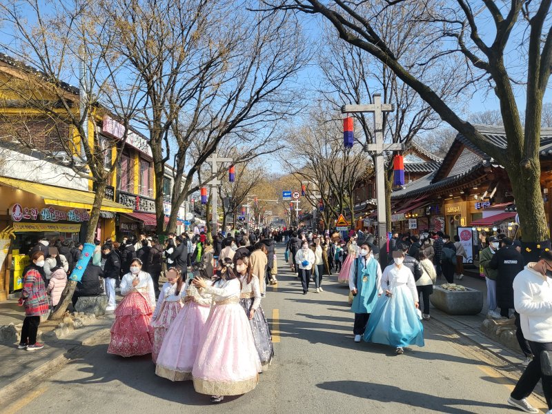 Visitantes caminhando por uma viela em Jeonju Hanok Village