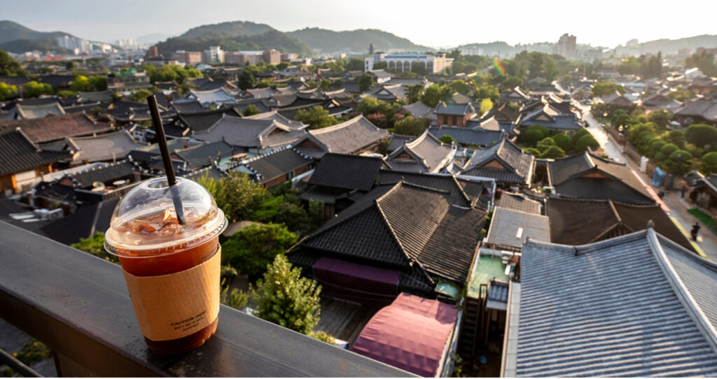 Vista elevada dos telhados de telha em Jeonju Hanok Village