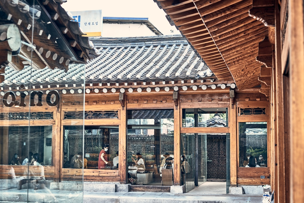 Um café hanok coreano ou um café com vista mostrando uma atmosfera local marcante